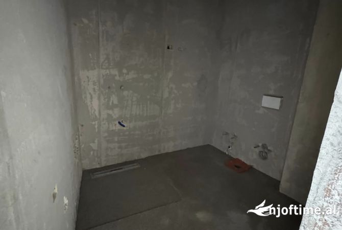 Shtepi ne shitje Apartament ne Tirane, 2+1, Mobilimi Bosh, pa mobiluar, Pagesa 188,000  Euro.