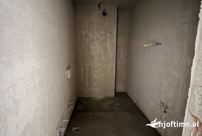 Shtepi ne shitje Apartament ne Tirane, 2+1, Mobilimi Bosh, pa mobiluar, Pagesa 188,000  Euro.