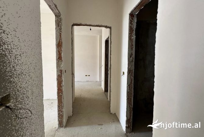 Shtepi ne shitje Apartament ne Tirane, 2+1, Mobilimi Bosh, pa mobiluar, Pagesa 192,500  Euro.