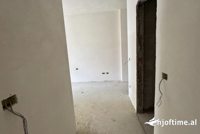 Shtepi ne shitje Apartament ne Tirane, 2+1, Mobilimi Bosh, pa mobiluar, Pagesa 192,500  Euro.