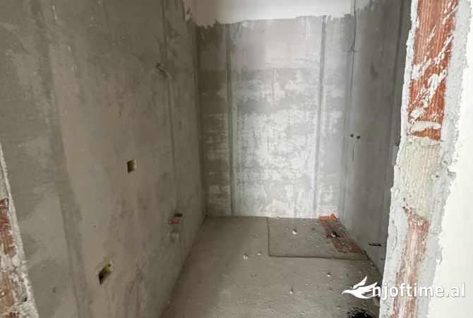 Shtepi ne shitje Apartament ne Tirane, 2+1, Mobilimi Bosh, pa mobiluar, Pagesa 192,500  Euro.