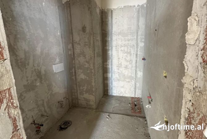 Shtepi ne shitje Apartament ne Tirane, 2+1, Mobilimi Bosh, pa mobiluar, Pagesa 192,500  Euro.