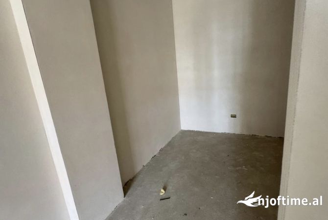 Shtepi ne shitje Apartament ne Tirane, 2+1, Mobilimi Bosh, pa mobiluar, Pagesa 192,500  Euro.