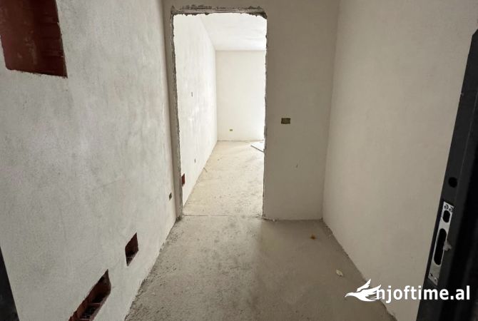 Shtepi ne shitje Apartament ne Tirane, 2+1, Mobilimi Bosh, pa mobiluar, Pagesa 192,500  Euro.