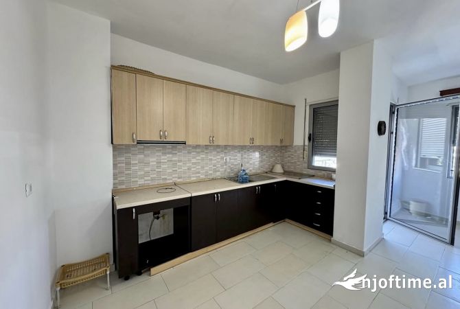 Shtepi me qera Apartament ne Tirane, 2+1, Mobilimi Pjeserisht e mobiluar, Pagesa 400  Euro.