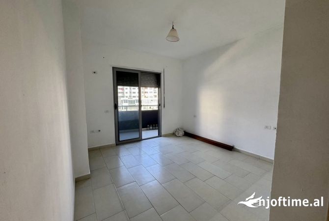 Shtepi me qera Apartament ne Tirane, 2+1, Mobilimi Pjeserisht e mobiluar, Pagesa 400  Euro.