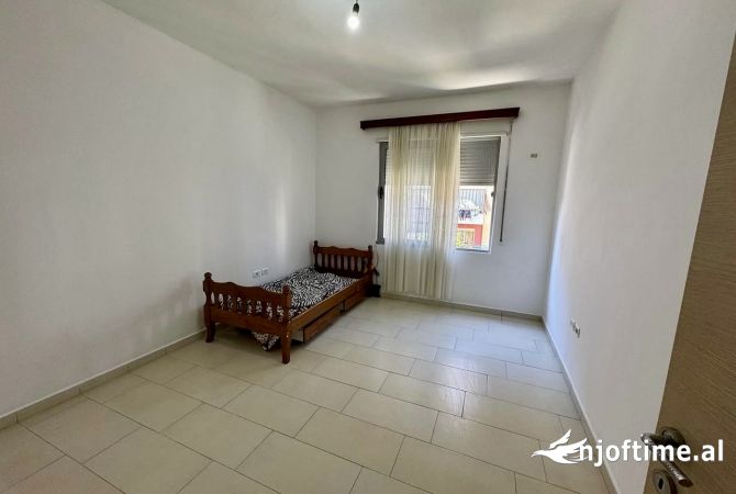 Shtepi me qera Apartament ne Tirane, 2+1, Mobilimi Pjeserisht e mobiluar, Pagesa 400  Euro.