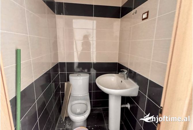 Ambient biznesi me qera 3+1 ne Tirane - 30,000 Leke