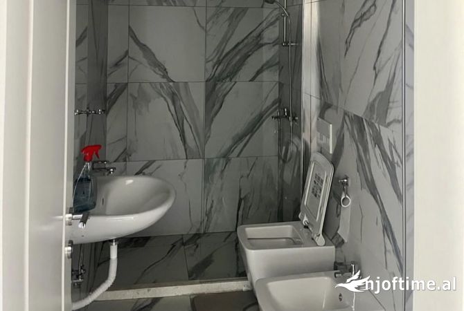 Shtepi me qera Apartament ne Tirane, 2+1, Mobilimi E mobiluar, Pagesa 50,000  Leke.