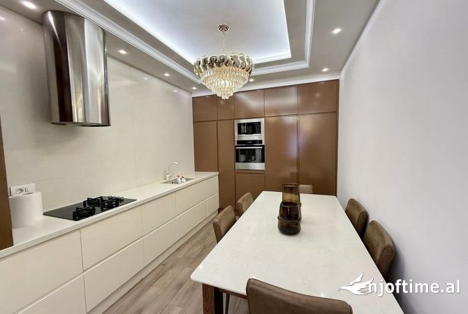Shtepi ne shitje Apartament ne Tirane, 2+1, Mobilimi E mobiluar, Pagesa 250,000  Euro.