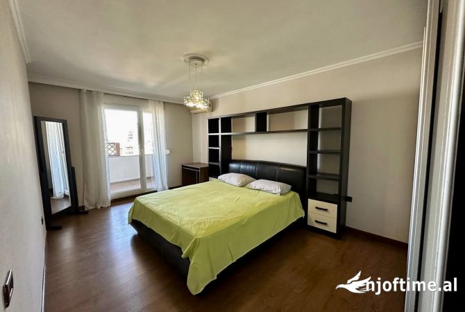 Shtepi ne shitje Apartament ne Tirane, 3+1, Mobilimi E mobiluar, Pagesa 330,000  Euro.