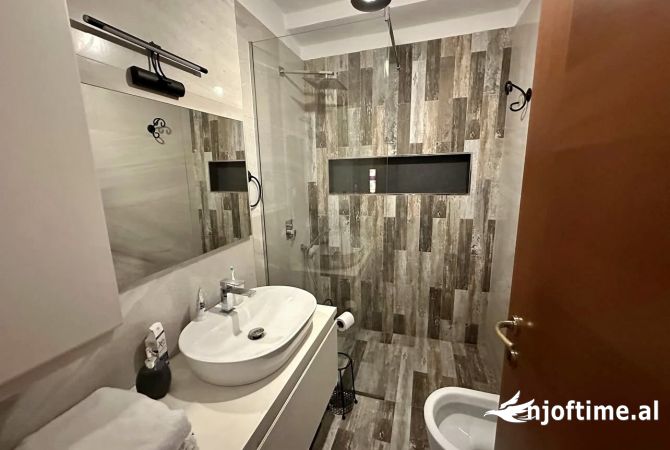 Shtepi ne shitje Apartament ne Tirane, 3+1, Mobilimi E mobiluar, Pagesa 330,000  Euro.