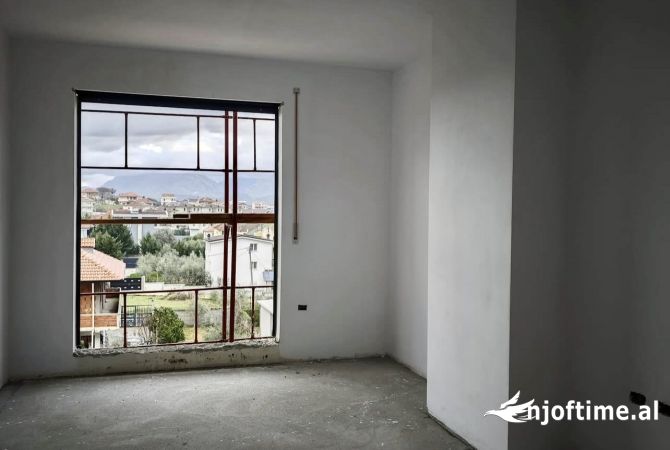 Shtepi ne shitje Apartament ne Tirane, 1+1, Mobilimi Bosh, pa mobiluar, Pagesa 82,621  Euro.