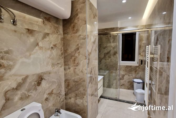 Shtepi me qera Apartament ne Tirane, 2+1, Mobilimi E mobiluar, Pagesa 1,300  Euro.