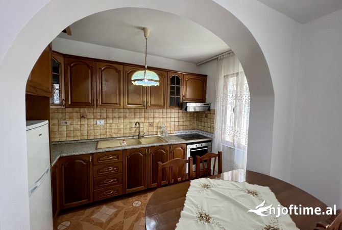 Shtepi me qera Apartament ne Tirane, 2+1, Mobilimi E mobiluar, Pagesa 800  Euro.