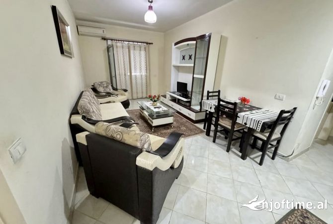 Shtepi me qera Apartament ne Tirane, 1+1, Mobilimi E mobiluar, Pagesa 40,000  Leke.