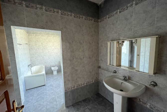 Shtepi me qera Shtepi Private ne Tirane, 5+1, Mobilimi Bosh, pa mobiluar, Pagesa 2,300  Euro.