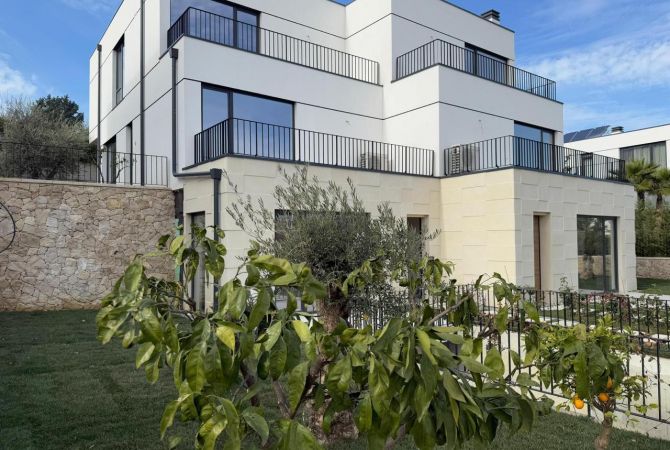 Shtepi me qera 2+1 ne Tirane - 4,000 Euro