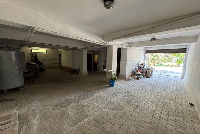 Shtepi ne shitje Vila Luksoze ne Tirane, 7+1, Mobilimi E mobiluar, Pagesa 465,000  Euro.