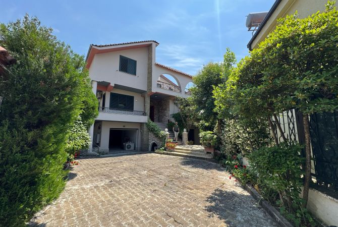 Shtepi ne shitje Vila Luksoze ne Tirane, 7+1, Mobilimi E mobiluar, Pagesa 465,000  Euro.