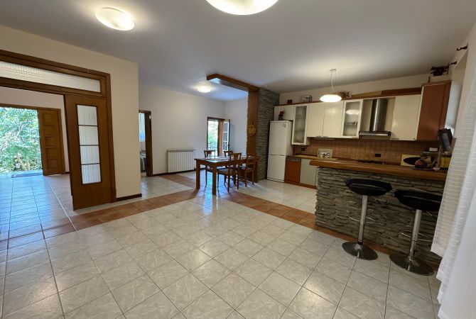 Shtepi ne shitje Vila Luksoze ne Tirane, 7+1, Mobilimi E mobiluar, Pagesa 465,000  Euro.