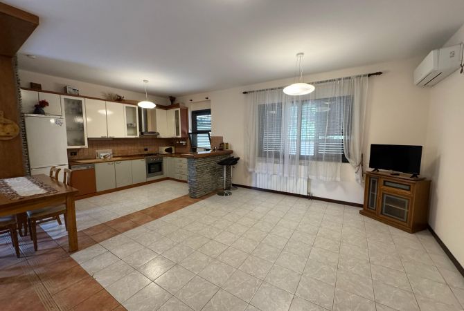 Shtepi ne shitje Vila Luksoze ne Tirane, 7+1, Mobilimi E mobiluar, Pagesa 465,000  Euro.