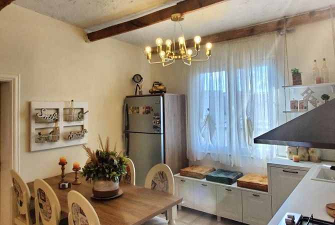 Shtepi ne shitje Apartament ne Tirane, 2+1, Mobilimi E mobiluar, Pagesa 173,000  Euro.