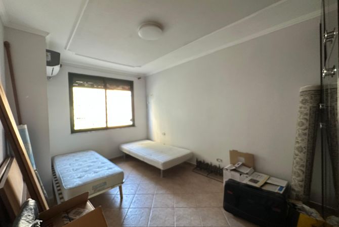 Shtepi me qera Apartament ne Tirane, 3+1, Mobilimi Pjeserisht e mobiluar, Pagesa 110,000  Leke.