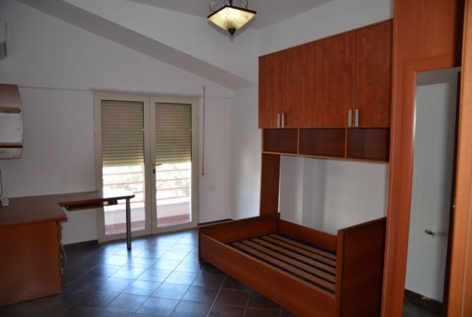 Shtepi me qera Apartament ne Tirane, 4+1, Mobilimi E mobiluar, Pagesa 1,200  Euro.