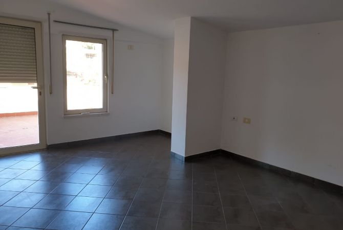 Shtepi me qera Apartament ne Tirane, 4+1, Mobilimi E mobiluar, Pagesa 1,200  Euro.