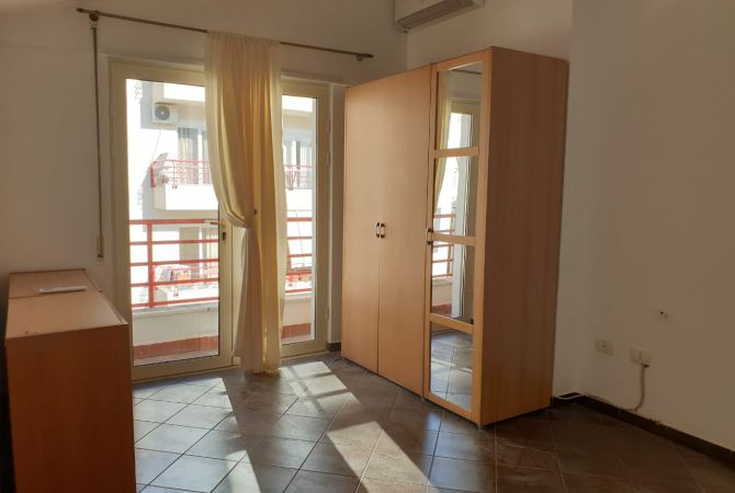Shtepi me qera 4+1 ne Tirane - 1,200 Euro