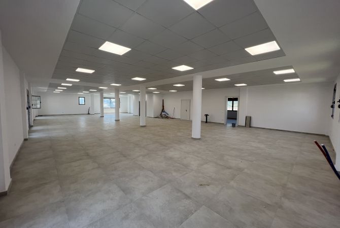 Ambiente Commerciale in Affitto 3+1 a Tirana - 1,500 Euro