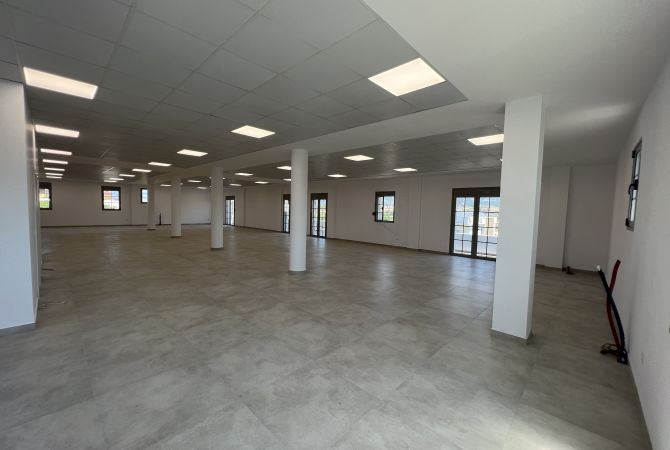 Ambiente Commerciale in Affitto 3+1 a Tirana - 1,500 Euro