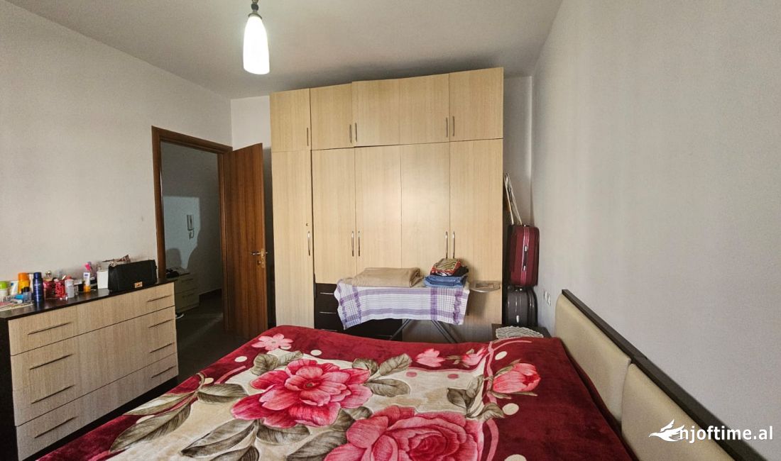 Shtepi ne shitje Apartament ne Tirane, 2+1, Mobilimi E mobiluar, Pagesa 98,000  Euro.