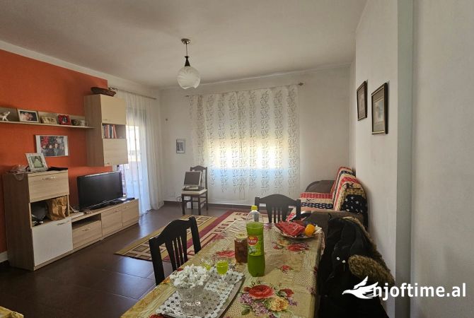 Shtepi ne shitje Apartament ne Tirane, 2+1, Mobilimi E mobiluar, Pagesa 98,000  Euro.