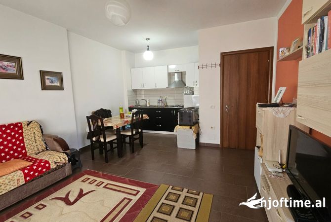 Shtepi ne shitje Apartament ne Tirane, 2+1, Mobilimi E mobiluar, Pagesa 98,000  Euro.