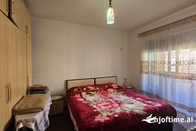 Shtepi ne shitje Apartament ne Tirane, 2+1, Mobilimi E mobiluar, Pagesa 98,000  Euro.