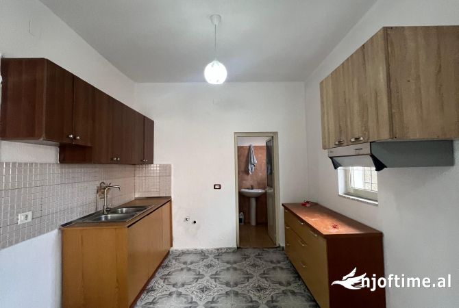 Shtepi me qera 2+1 ne Tirane - 35,000 Leke