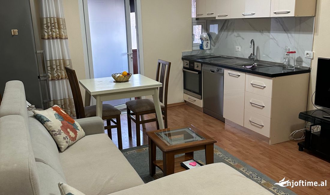 Shtepi me qera Apartament ne Tirane, 2+1, Mobilimi E mobiluar, Pagesa 800  Euro.