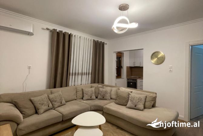 Jepet me qira Apartament 3+1-Midis rruges bardhyl dhe shkolles se kuqe