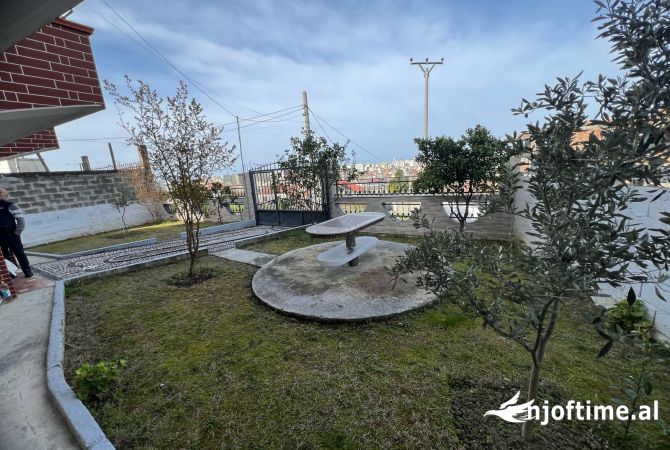 Shtepi ne shitje Duplex(shtepi me 2 kate) ne Durres, 2+1, Mobilimi Pjeserisht e mobiluar, Pagesa 145,000  Euro.