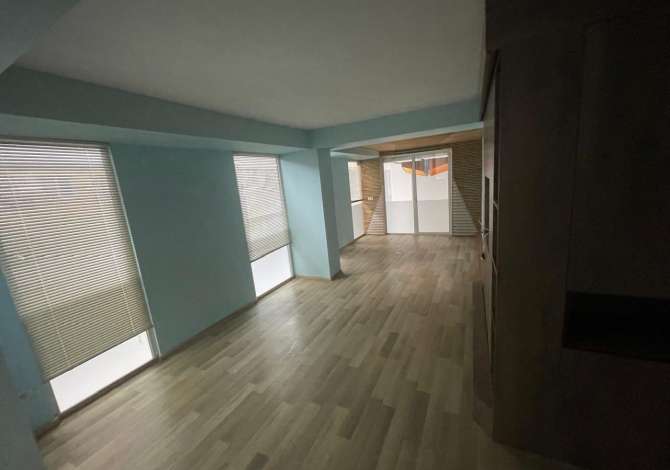 Jepet Ambient Duplex me qira tek Rruga e Kavajes/Prane Kishes Katolike.