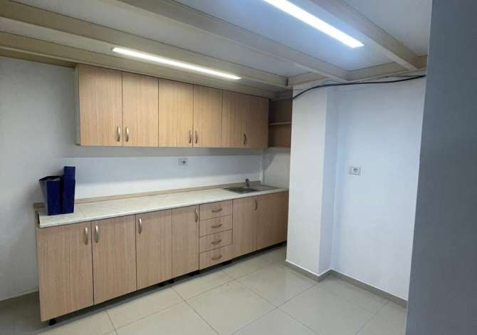 Ambient biznesi me qera 3+1 ne Tirane - 1,000 Euro