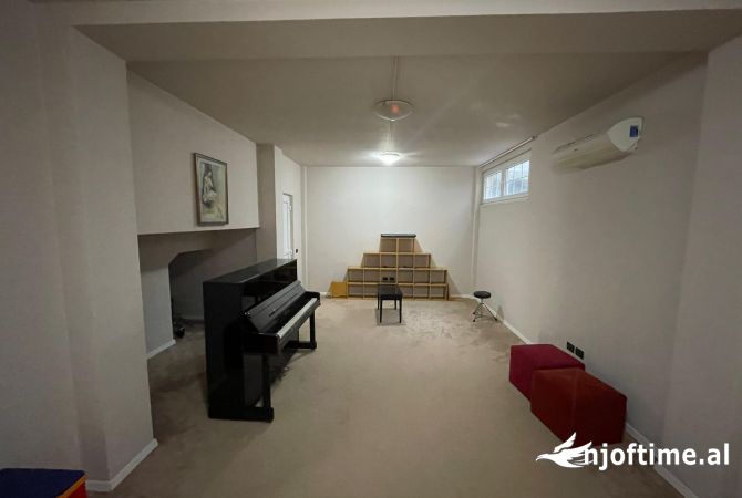 Shtepi me qera 7+1 ne Tirane - 1,850 Euro