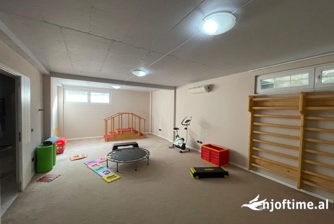 Shtepi me qera Shtepi Private ne Tirane, 7+1, Mobilimi E mobiluar, Pagesa 1,850  Euro.