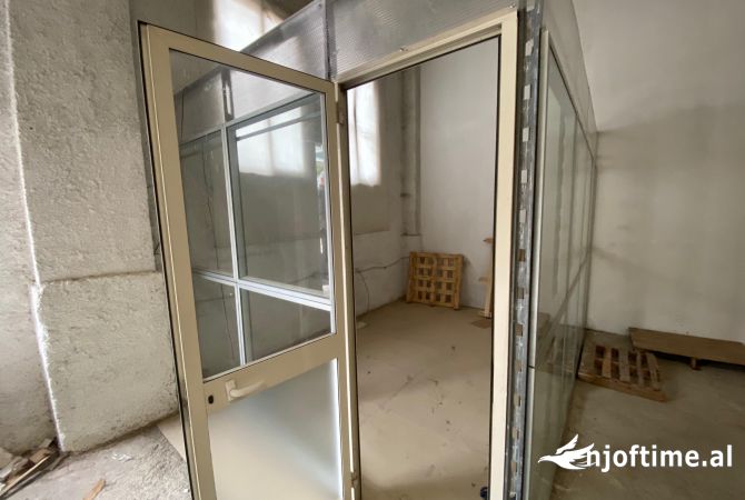 Ambient biznesi me qera 4+1 ne Tirane - 1,350 Euro
