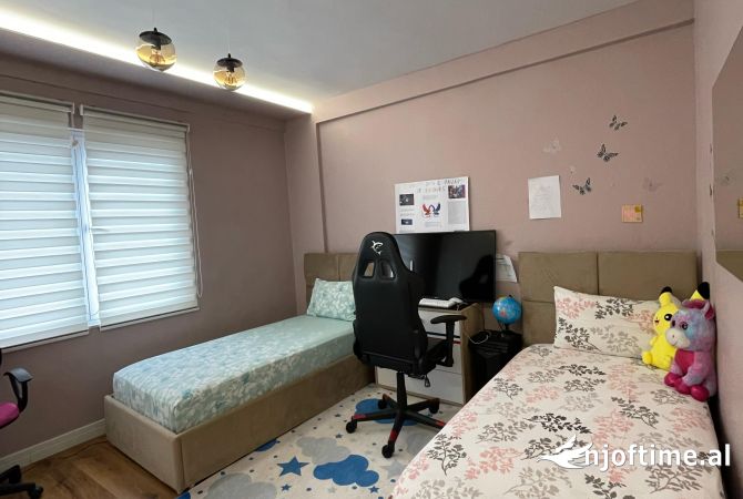 Shtepi ne shitje Apartament ne Tirane, 3+1, Mobilimi E mobiluar, Pagesa 250,000  Euro.
