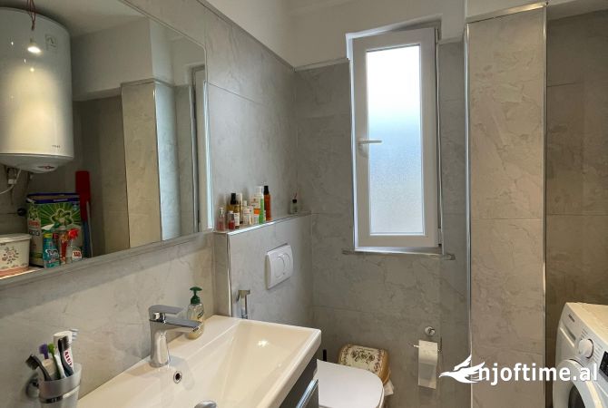 Shtepi ne shitje Apartament ne Tirane, 3+1, Mobilimi E mobiluar, Pagesa 250,000  Euro.