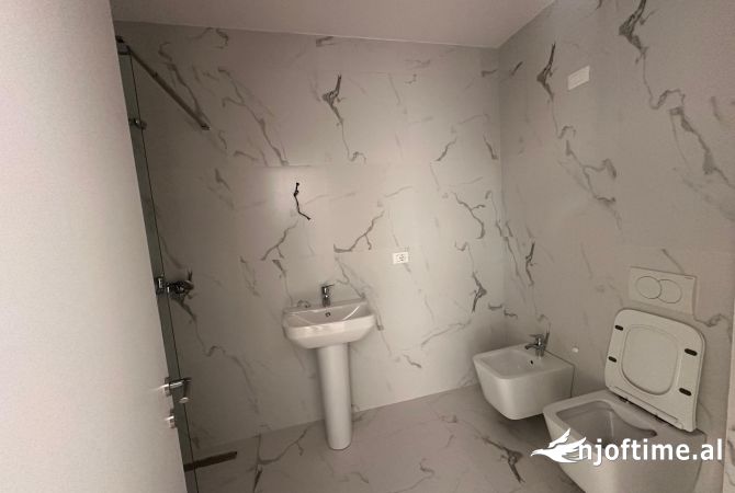 Jepet me qira apartament i pershtatshem per zyra tek Lake View