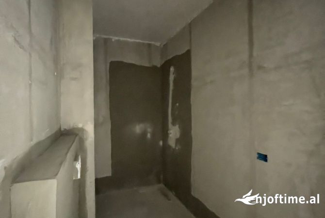 Shtepi ne shitje Apartament ne Tirane, 1+1, Mobilimi Bosh, pa mobiluar, Pagesa 135,000  Euro.